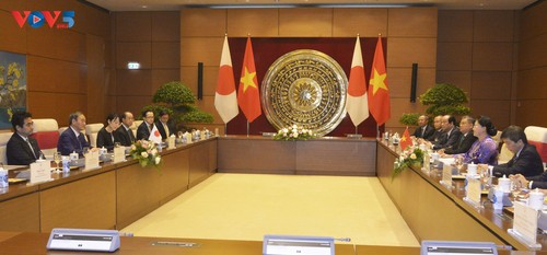 Parlamentspräsidentin Nguyen Thi Kim Ngan empfängt Japans Premierminister - ảnh 1