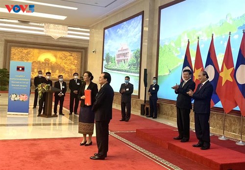 Vietnam dan Laos Menandatangani 3 Naskah Kerja Sama tentang Pendidikan dan Pelatihan  - ảnh 1