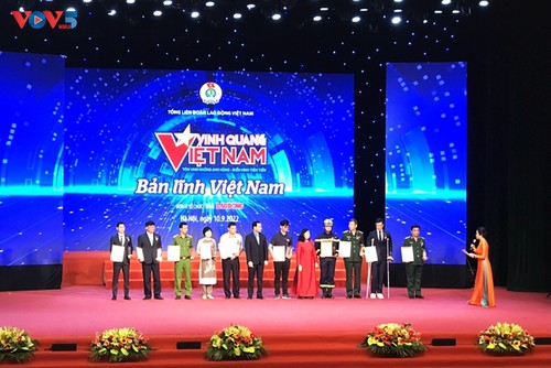 Glory Vietnam 2022 honors role models in national patriotic emulation movement - ảnh 1