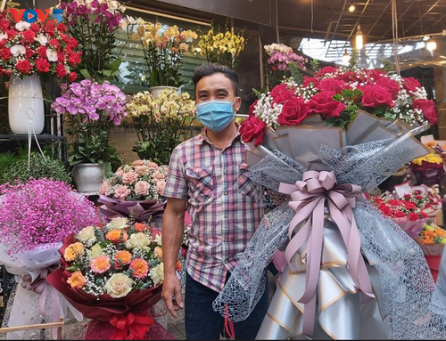 Gift market busy for Valentine’s Day - ảnh 1