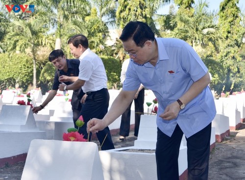 Ketua MN Vuong Dinh Hue Berziarah Ke Pemakaman Martir Kota Quang Ngai - ảnh 1