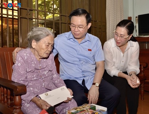 Ketua MN Vuong Dinh Hue Berziarah Ke Pemakaman Martir Kota Quang Ngai - ảnh 2
