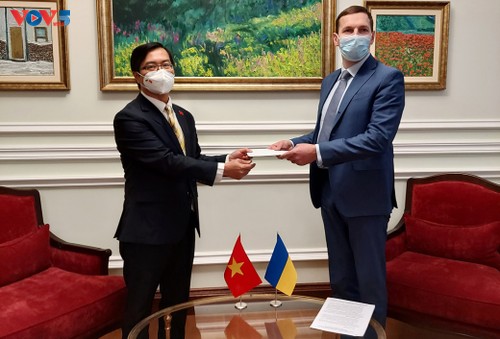 Nuevo embajador vietnamita en Ucrania comprometido a fortalecer relaciones binacionales - ảnh 1