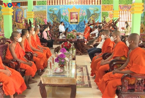 Envían buenos deseos a los jemeres en provincias del sur en ocasión del Festival Chol Chnam Thmay - ảnh 1