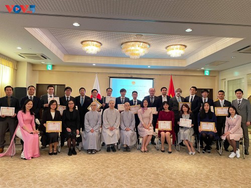 在日本ベトナム大使館、代表的日本在留ベトナム人を表彰 - ảnh 1