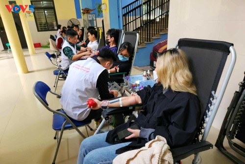 Blood donation surges in the spirit of Tet - ảnh 1