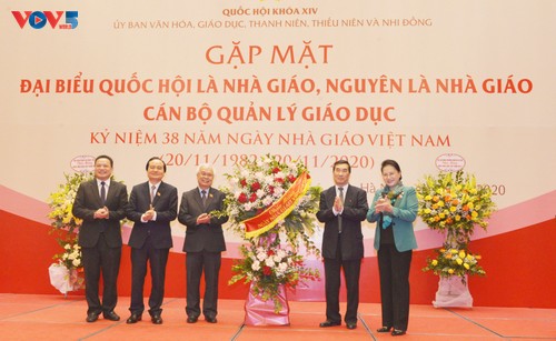 Nguyên Thi Kim Ngân rencontre des députés-enseignants - ảnh 1