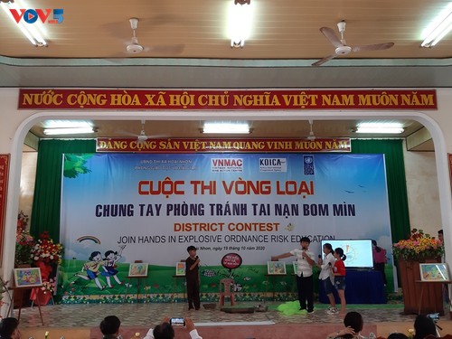 Binh Dinh sensibilise les jeunes à la prévention des bombes et des mines - ảnh 1
