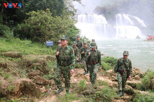 Les gardes-frontières de Dàm Thuy accompagnent les minorités ethniques locales - ảnh 1
