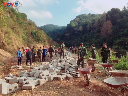 Les gardes-frontières de Dàm Thuy accompagnent les minorités ethniques locales - ảnh 3