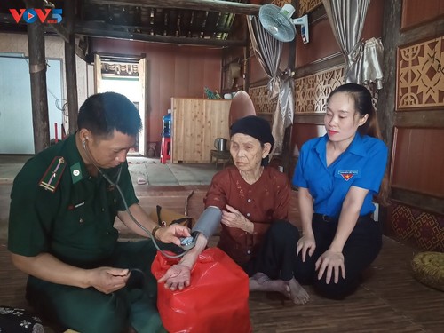 Les gardes-frontières de Dàm Thuy accompagnent les minorités ethniques locales - ảnh 2