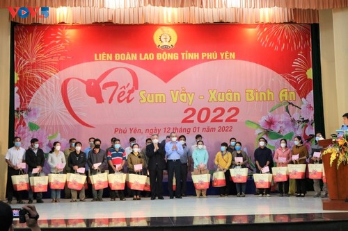 Phu Yên: Un Têt décent pour les travailleurs défavorisés - ảnh 1