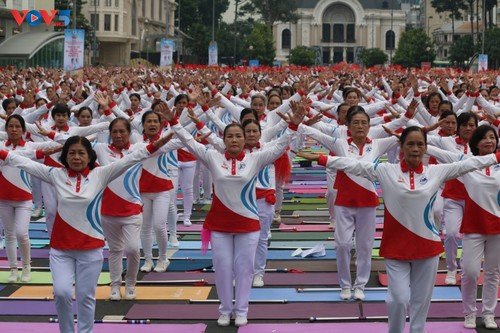Hô Chi Minh-ville: Une démonstration sportive des seniors inscrite au livre national des records - ảnh 1