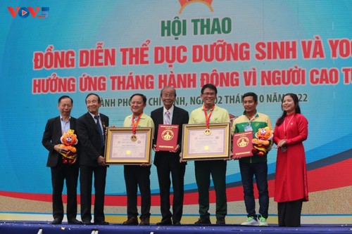 Hô Chi Minh-ville: Une démonstration sportive des seniors inscrite au livre national des records - ảnh 2