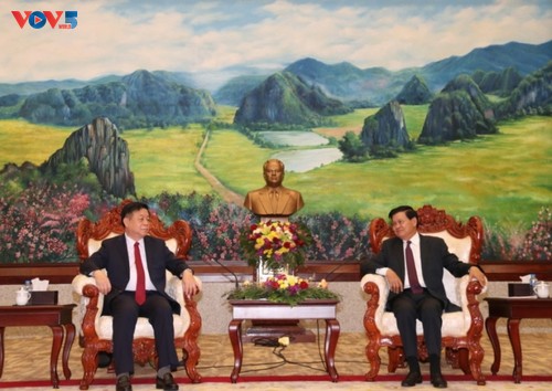 老挝党和国家领导人会见越共中央宣教部高级代表团 - ảnh 1