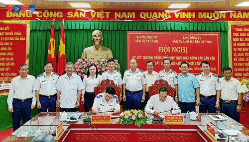 茶荣省与海上警察力量签署“海上警察与渔民并肩同行”​民运工作配合计划 - ảnh 1