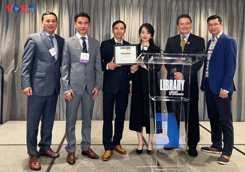 越南代表荣获美国国会图书馆扫盲与知识传播奖 - ảnh 1
