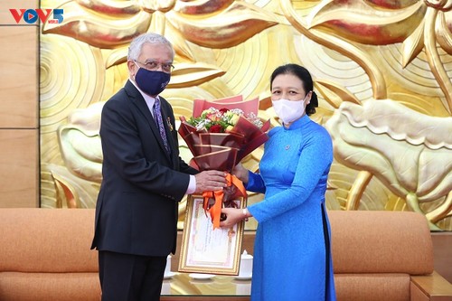Anerkennung der Beiträge des UN-Koordinators in Vietnam Malhotra zur nachhaltigen Entwicklung in Vietnam - ảnh 1