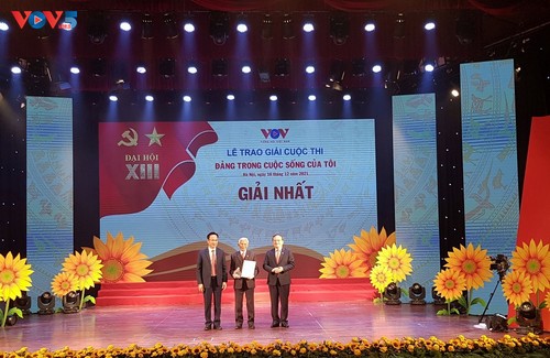 Preisverleihung für zwei Wissenswettbewerbe über die Partei der Stimme Vietnams - ảnh 1