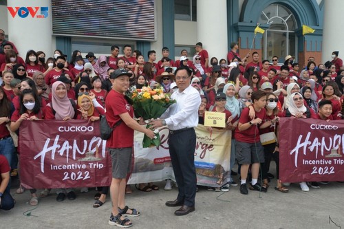 Quang Ninh empfängt die größte Touristendelegation nach der Covid-19-Pandemie - ảnh 1