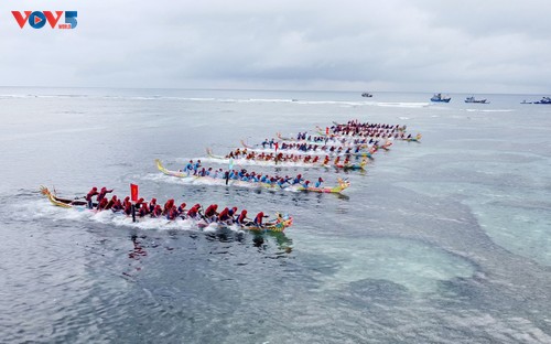 Traditionelles Bootsrennen der Bewohner auf Ly Son - ảnh 1