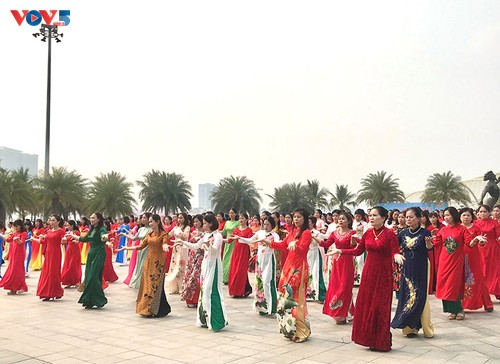 Vietnamesische Frauen begrüßen die Woche der Tracht Ao Dai - ảnh 1
