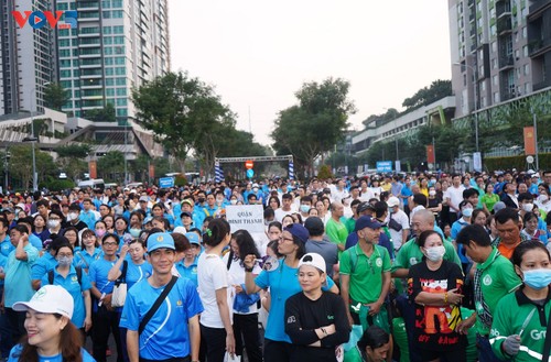 Hampir 10.000 Orang Gerak jalan untuk Menghimpun Dana Demi Pekerja yang Alami Keadaan Sulit - ảnh 1