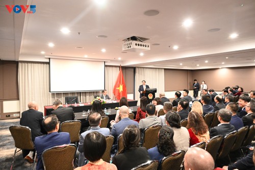 Премьер-министр Фам Минь Тинь провел встречу с представителями вьетнамской диаспоры в Австралии - ảnh 1