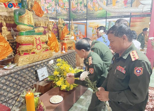 Lễ cầu siêu cho các anh hùng liệt sĩ Việt Nam và Lào hy sinh tại Luangprabang - ảnh 1