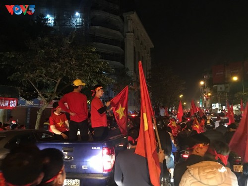 Hanoi streets covered in red flags, cheer football squad winning trophy - ảnh 8