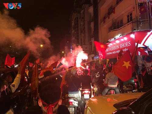 Hanoi streets covered in red flags, cheer football squad winning trophy - ảnh 7