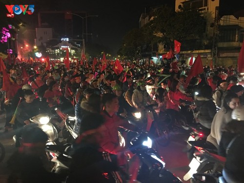 Hanoi streets covered in red flags, cheer football squad winning trophy - ảnh 9