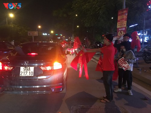 Hanoi streets covered in red flags, cheer football squad winning trophy - ảnh 1
