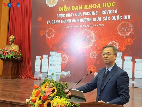 Forum discusses COVID-19 vaccine race among countries - ảnh 1