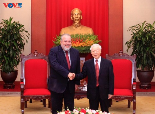 Party leader says Vietnam will always accompany Cuba in national construction and development - ảnh 1