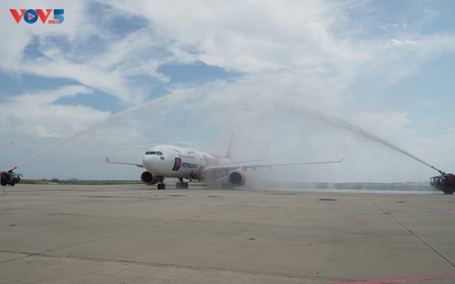 First direct flight from Kazakhstan lands in Khanh Hoa  - ảnh 1