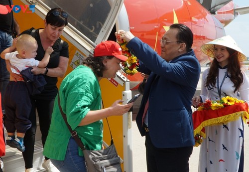 First direct flight from Kazakhstan lands in Khanh Hoa  - ảnh 2
