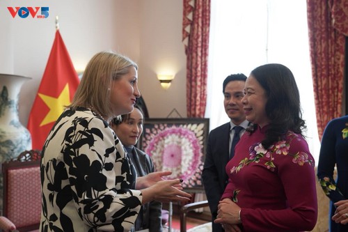Vietnam, US sign MoU on culture and public affairs cooperation  - ảnh 1