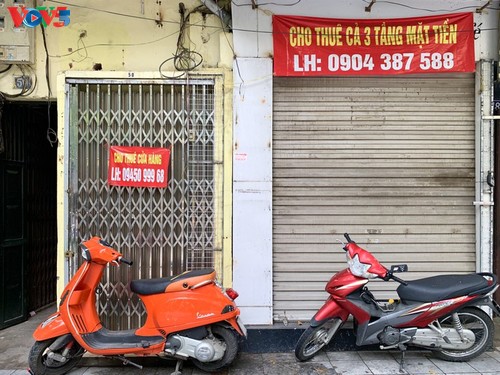 Магазины в cтаром квартале Ханоя временно закрылись из-за COVID-19 - ảnh 18