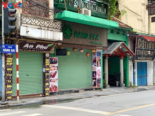 Магазины в cтаром квартале Ханоя временно закрылись из-за COVID-19 - ảnh 16