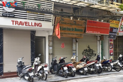 Магазины в cтаром квартале Ханоя временно закрылись из-за COVID-19 - ảnh 6