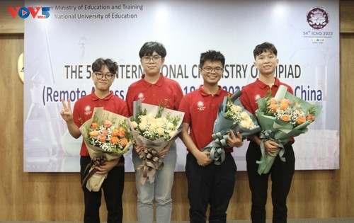 Вьетнамские школьники завоевали 4 золотых медали на Международной олимпиаде по химии 2022 - ảnh 1