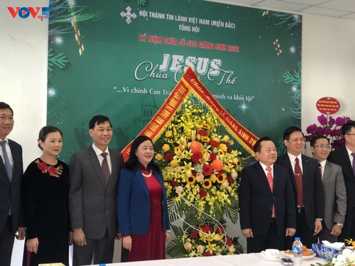 Представители партии и государства Вьетнама поздравили Северную протестантскую церковь Вьетнама с наступающим Рождеством  - ảnh 1
