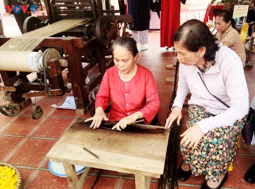 Фестиваль по сохранению и развитию ремесленных деревень во Вьетнаме 2023 года способствует продвижению продукции традиционных ремесленных деревень города Ханоя - ảnh 5