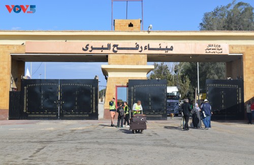 Израиль перекрыл въезд грузовиков с гуманитарной помощью в Газу - ảnh 1