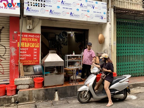 Hàng loạt cửa hàng ở Phố cổ Hà Nội đóng cửa vì dịch COVID-19 - ảnh 11