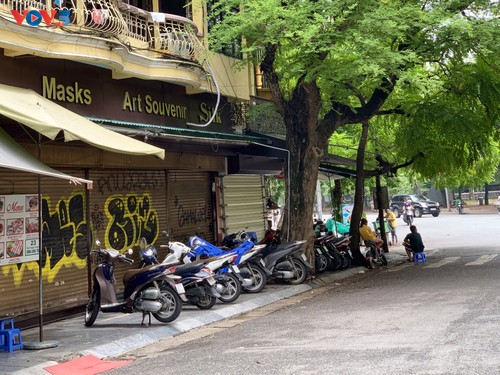 Hàng loạt cửa hàng ở Phố cổ Hà Nội đóng cửa vì dịch COVID-19 - ảnh 20