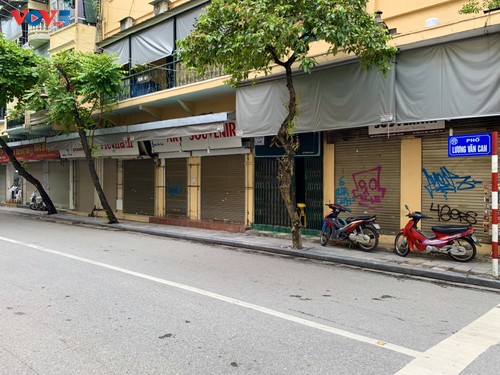 Hàng loạt cửa hàng ở Phố cổ Hà Nội đóng cửa vì dịch COVID-19 - ảnh 13