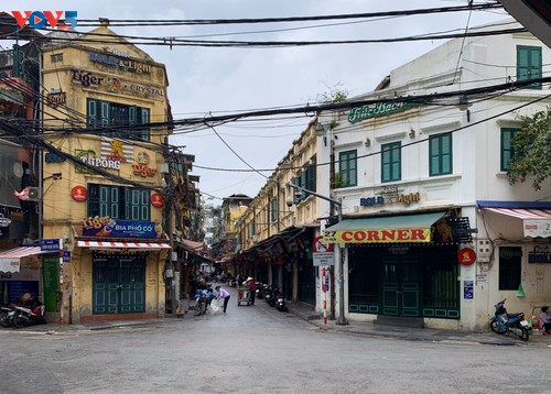 Hàng loạt cửa hàng ở Phố cổ Hà Nội đóng cửa vì dịch COVID-19 - ảnh 1