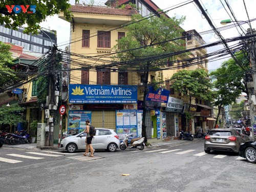 Hàng loạt cửa hàng ở Phố cổ Hà Nội đóng cửa vì dịch COVID-19 - ảnh 9